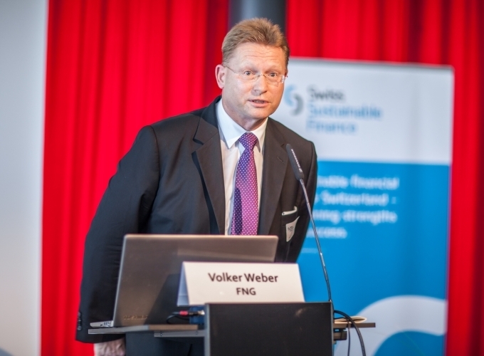 Volker Weber, FNG, presenting DACH market data