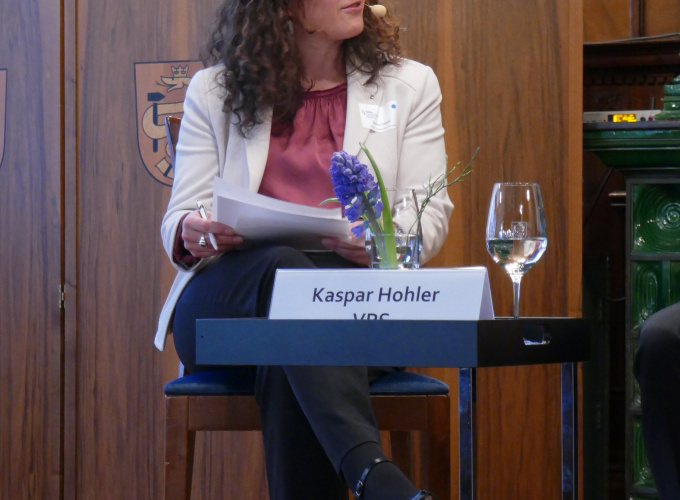 Sabine Döbeli moderates the discusssion