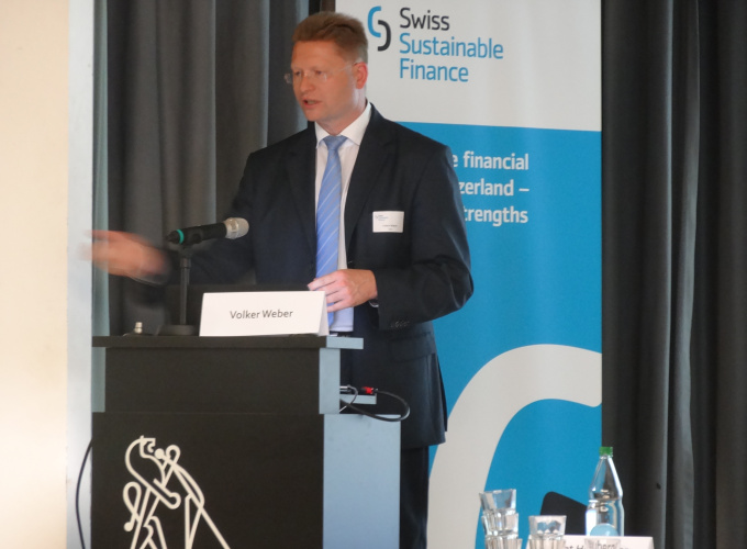 Volker Weber welcomes the audience